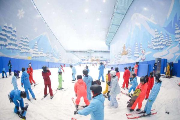 冬季户外雪场一派火热，室内滑雪场还“香”吗？