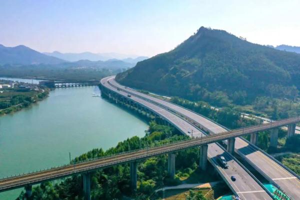 桂柳高速改扩建项目通车 桂林至柳州行车时间缩至1小时