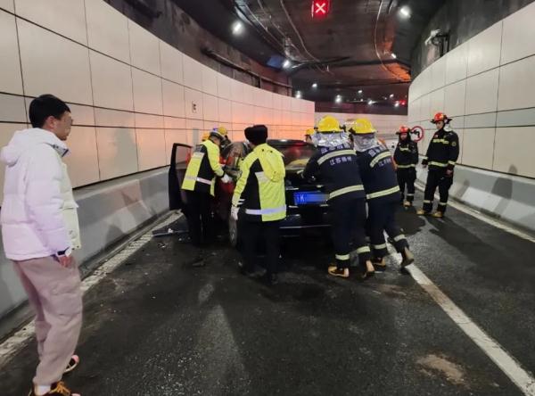 早高峰隧道连发生四起事故！原因……