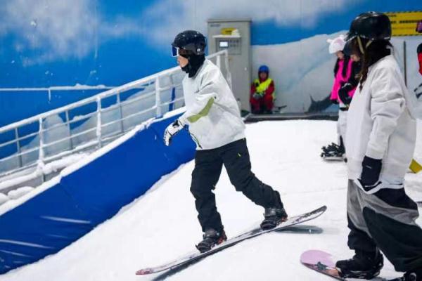 冬季户外雪场一派火热，室内滑雪场还“香”吗？