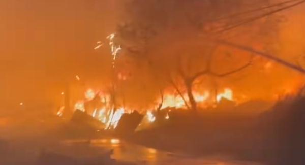 桃园市一石化厂起火爆炸,现场浓烟滚滚 桃园市一石化厂起火爆炸,现场浓烟滚滚