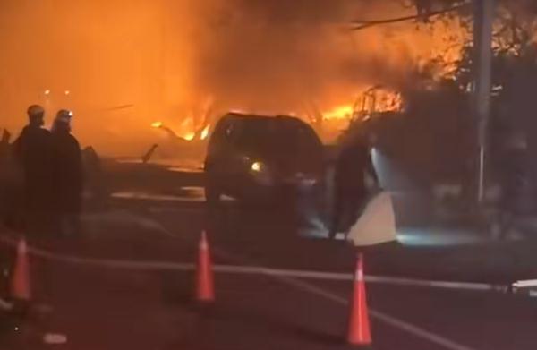 桃园市一石化厂起火爆炸,现场浓烟滚滚 桃园市一石化厂起火爆炸,现场浓烟滚滚