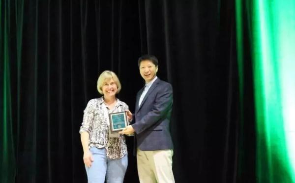 “你好，我是可爱龙教授”“龙教授您好！”