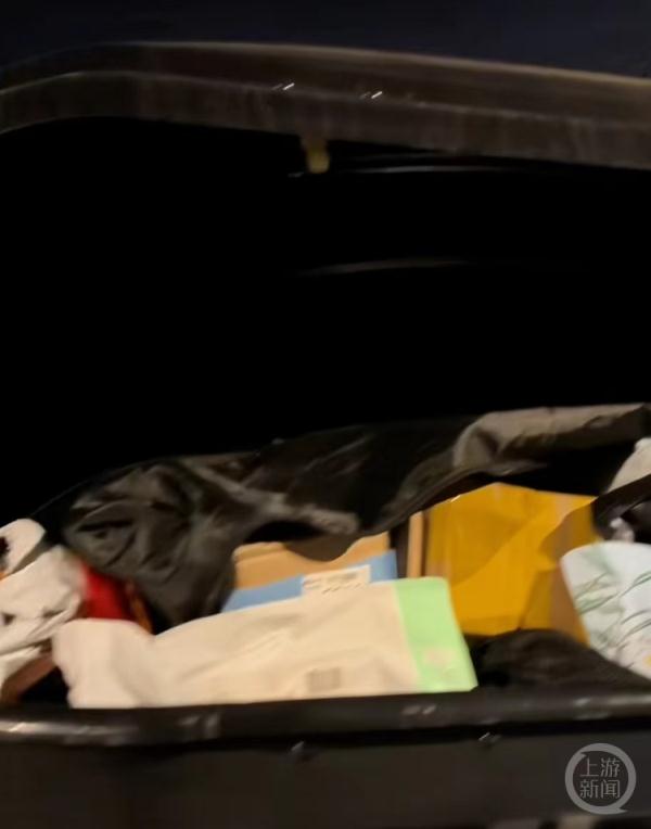 他放弃租房住车里数月：不是租不起只是想省钱