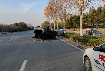 主播直播翻车惊动交警：是真翻车了，四脚朝天那种
