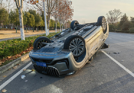 主播直播翻车惊动交警：是真翻车了，四脚朝天那种