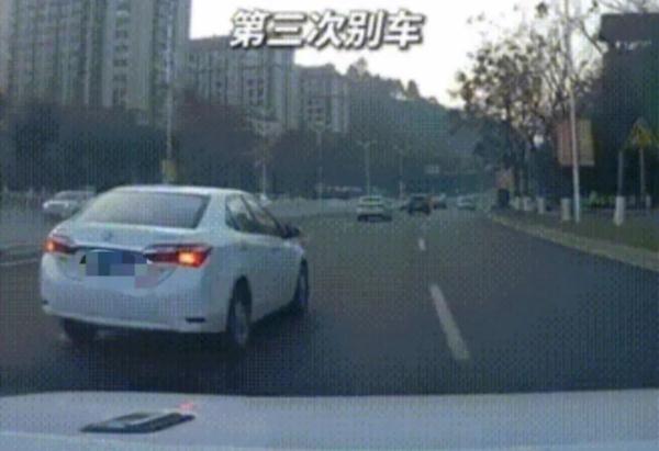 长沙一小车多次别车吓到后车孕妇,最新进展:司机已被拘留 长沙一小车多次别车吓到后车孕妇,最新进展:司机已被拘留