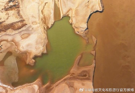 冬日黄河滩地亮丽如画