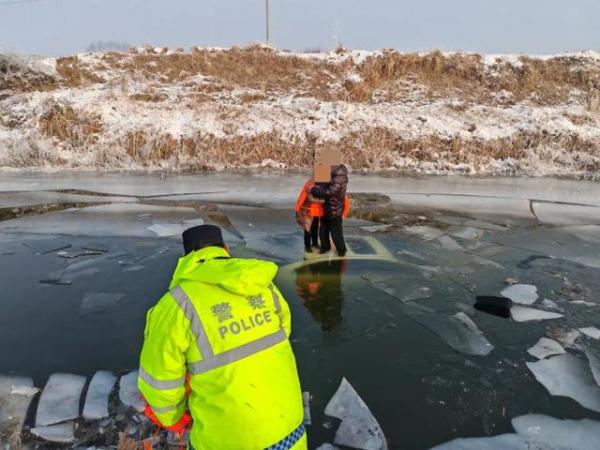 “警察同志,我们快撑不住了,救命……” “警察同志,我们快撑不住了,救命……”