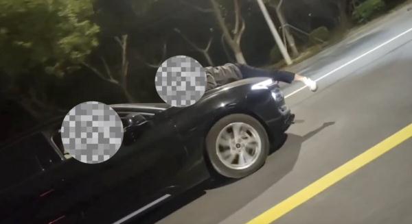 不要命了?!上海奉贤多人竞速飙车,时速100km/h,引擎盖上还趴着人 不要命了?!上海奉贤多人竞速飙车,时速100km/h,引擎盖上还趴着人