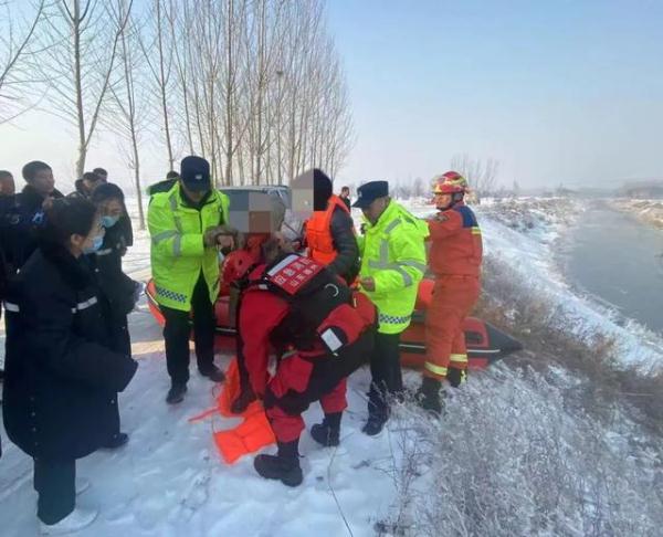 “警察同志,我们快撑不住了,救命……” “警察同志,我们快撑不住了,救命……”