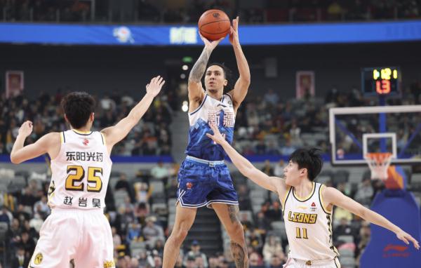 篮球丨CBA常规赛：新疆伊力特胜浙江东阳光药