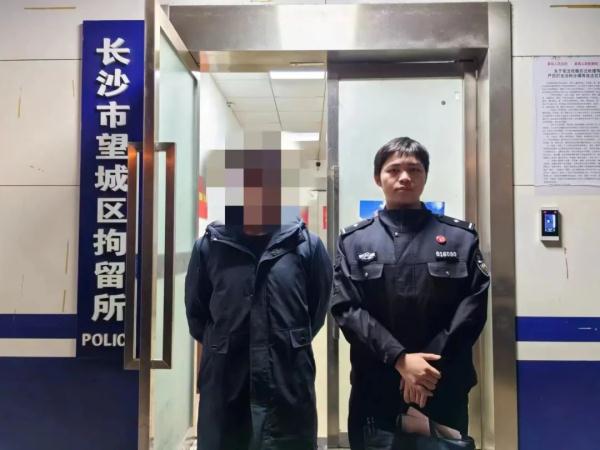 长沙一小车多次别车吓到后车孕妇,最新进展:司机已被拘留 长沙一小车多次别车吓到后车孕妇,最新进展:司机已被拘留