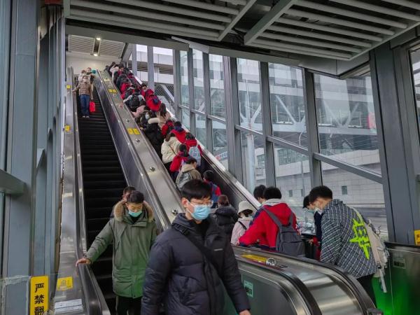 今早雾再大点，合肥地铁都要受影响了！