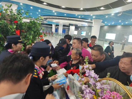 广州两条地铁新线开通 吸引不少市民打卡 广州两条地铁新线开通 吸引不少市民打卡