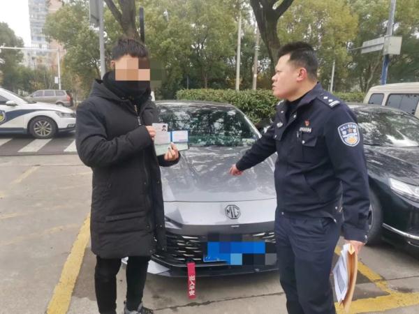 不要命了?!上海奉贤多人竞速飙车,时速100km/h,引擎盖上还趴着人 不要命了?!上海奉贤多人竞速飙车,时速100km/h,引擎盖上还趴着人