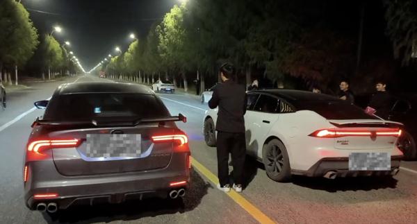 不要命了?!上海奉贤多人竞速飙车,时速100km/h,引擎盖上还趴着人 不要命了?!上海奉贤多人竞速飙车,时速100km/h,引擎盖上还趴着人