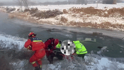 “警察同志,我们快撑不住了,救命……” “警察同志,我们快撑不住了,救命……”