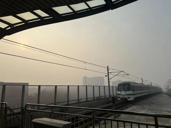 今早雾再大点，合肥地铁都要受影响了！