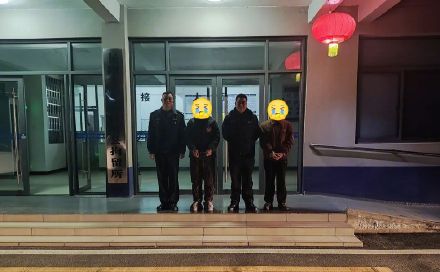 男子拉横幅侮辱前女友被行拘10日，帮他一起挂横幅的室友也被行拘8日