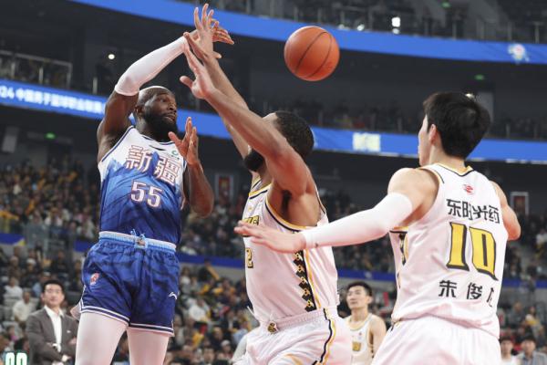 篮球丨CBA常规赛：新疆伊力特胜浙江东阳光药