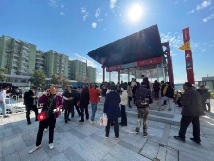 广州两条地铁新线开通 吸引不少市民打卡 广州两条地铁新线开通 吸引不少市民打卡