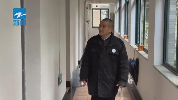 浙大一宿管大叔火了,很多大学生想拜师学艺!背后还有一个温暖的故事… 浙大一宿管大叔火了,很多大学生想拜师学艺!背后还有一个温暖的故事…