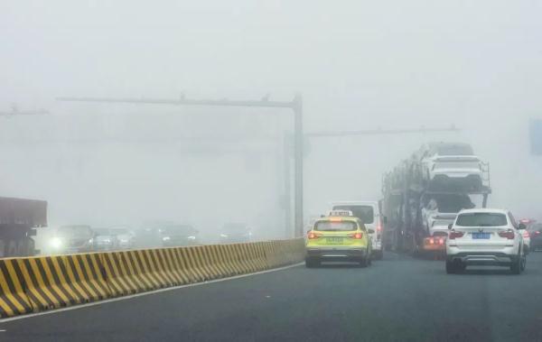 上海出现超强浓雾,还有轻度霾!元旦假期先雨后晴,弱冷空气光顾 上海出现超强浓雾,还有轻度霾!元旦假期先雨后晴,弱冷空气光顾