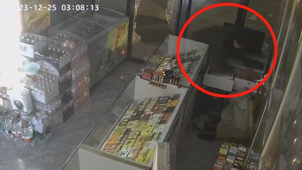 偷了六条烟全是空的，小偷为了面子重返现场被抓