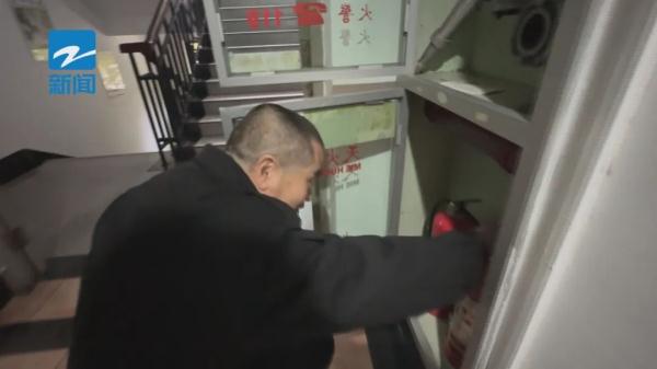 浙大一宿管大叔火了,很多大学生想拜师学艺!背后还有一个温暖的故事… 浙大一宿管大叔火了,很多大学生想拜师学艺!背后还有一个温暖的故事…