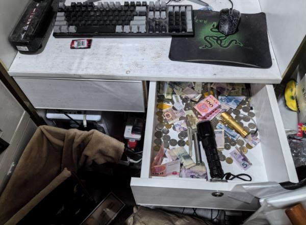 偷了六条烟全是空的，小偷为了面子重返现场被抓