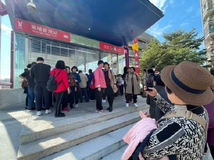 广州两条地铁新线开通 吸引不少市民打卡 广州两条地铁新线开通 吸引不少市民打卡