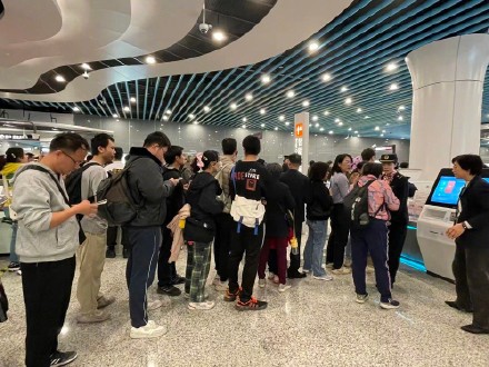 广州两条地铁新线开通 吸引不少市民打卡 广州两条地铁新线开通 吸引不少市民打卡