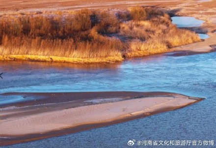 冬日黄河滩地亮丽如画