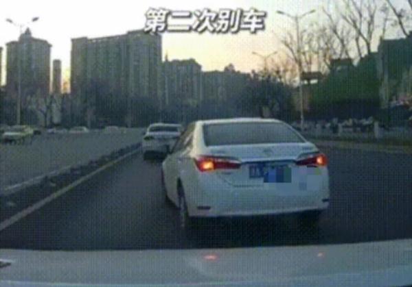 长沙一小车多次别车吓到后车孕妇,最新进展:司机已被拘留 长沙一小车多次别车吓到后车孕妇,最新进展:司机已被拘留