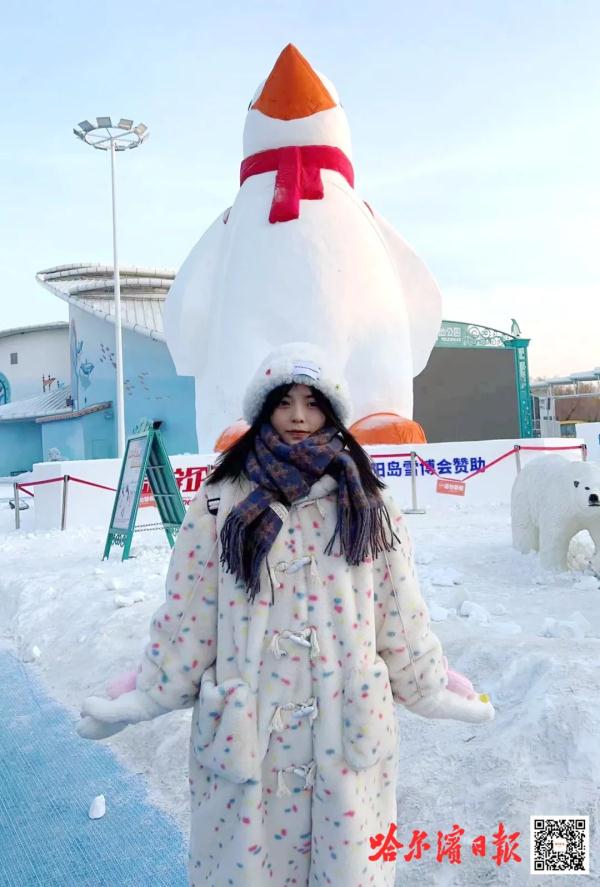 “我不是小孩！”滑梯上的“犟嘴”美女找到了！来趟哈尔滨让她的“可爱值”噌噌涨……