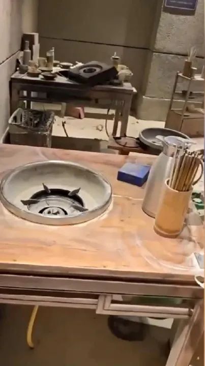 4名顾客在昆明一火锅店用餐时突发意外，致不同程度烧伤！