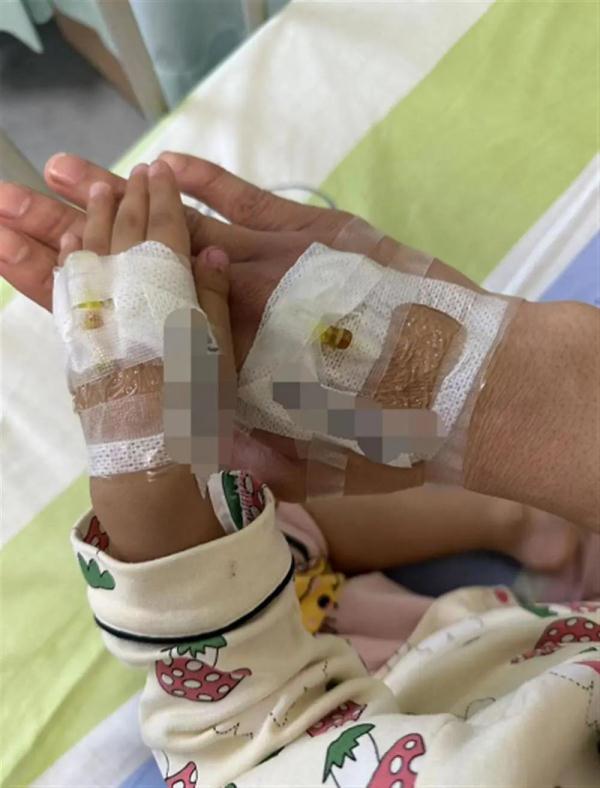 重庆抗癌宝贝毅玲离世 割肝救女的单亲爸爸退捐款 重庆抗癌宝贝毅玲离世 割肝救女的单亲爸爸退捐款