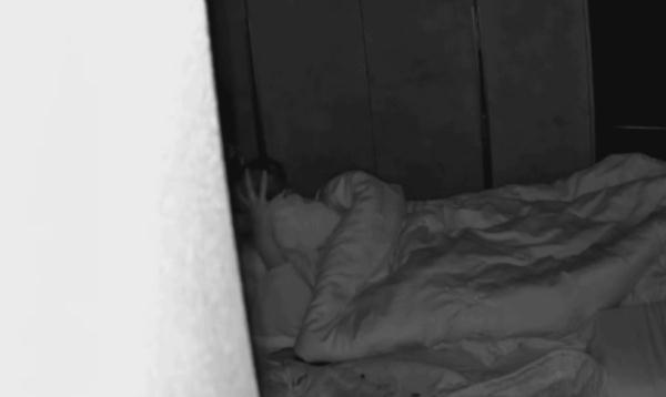 扇耳光掐脖子，月嫂虐待26天的新生儿，警方通报