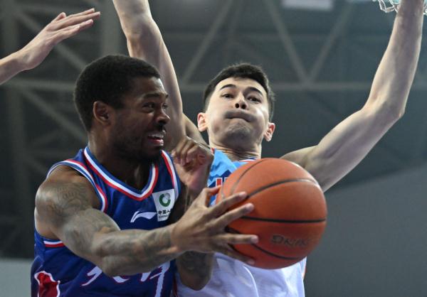 篮球丨CBA常规赛：新疆伊力特胜天津先行者