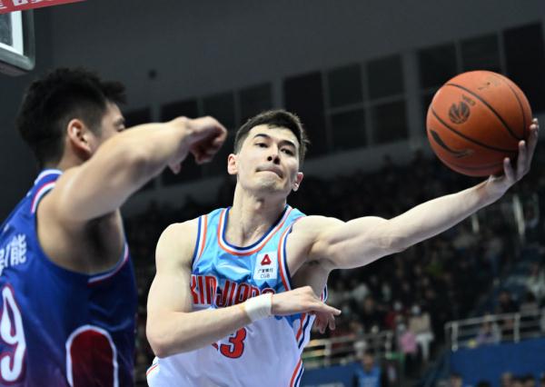 篮球丨CBA常规赛：新疆伊力特胜天津先行者