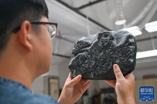 匠心雕刻 青春“守艺”——年画传人郗旺