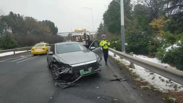 让汽车自动驾驶,司机居然在车里打瞌睡,下一秒“砰”! 让汽车自动驾驶,司机居然在车里打瞌睡,下一秒“砰”!