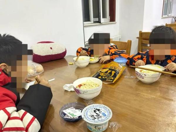 “警察哥哥，我要报个警！”三个“小孩哥”勇闯派出所......