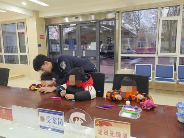 “警察哥哥，我要报个警！”三个“小孩哥”勇闯派出所......