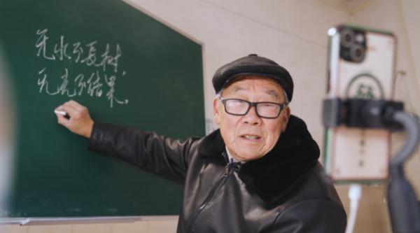 81岁爷爷教种地，“听课”的大学生真不少！