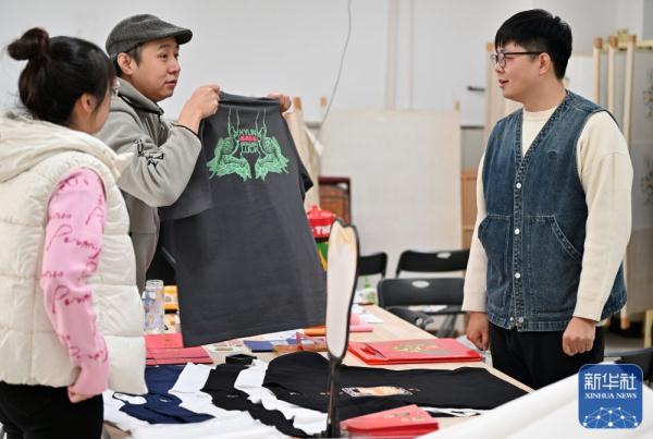 匠心雕刻 青春“守艺”——年画传人郗旺