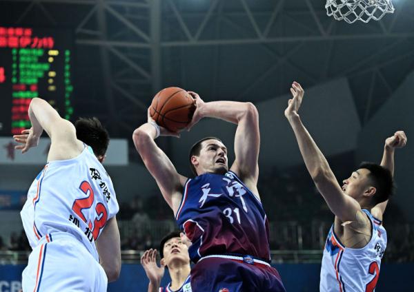 篮球丨CBA常规赛：新疆伊力特胜天津先行者