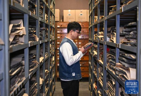 匠心雕刻 青春“守艺”——年画传人郗旺