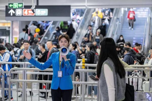 972.3万！深圳地铁线网客流强度全国第一